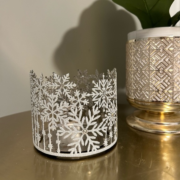 Bath and Body Works Frozen Lake 3-Wick Candle & Glitter Snowflake Holder - Picture 7 of 7